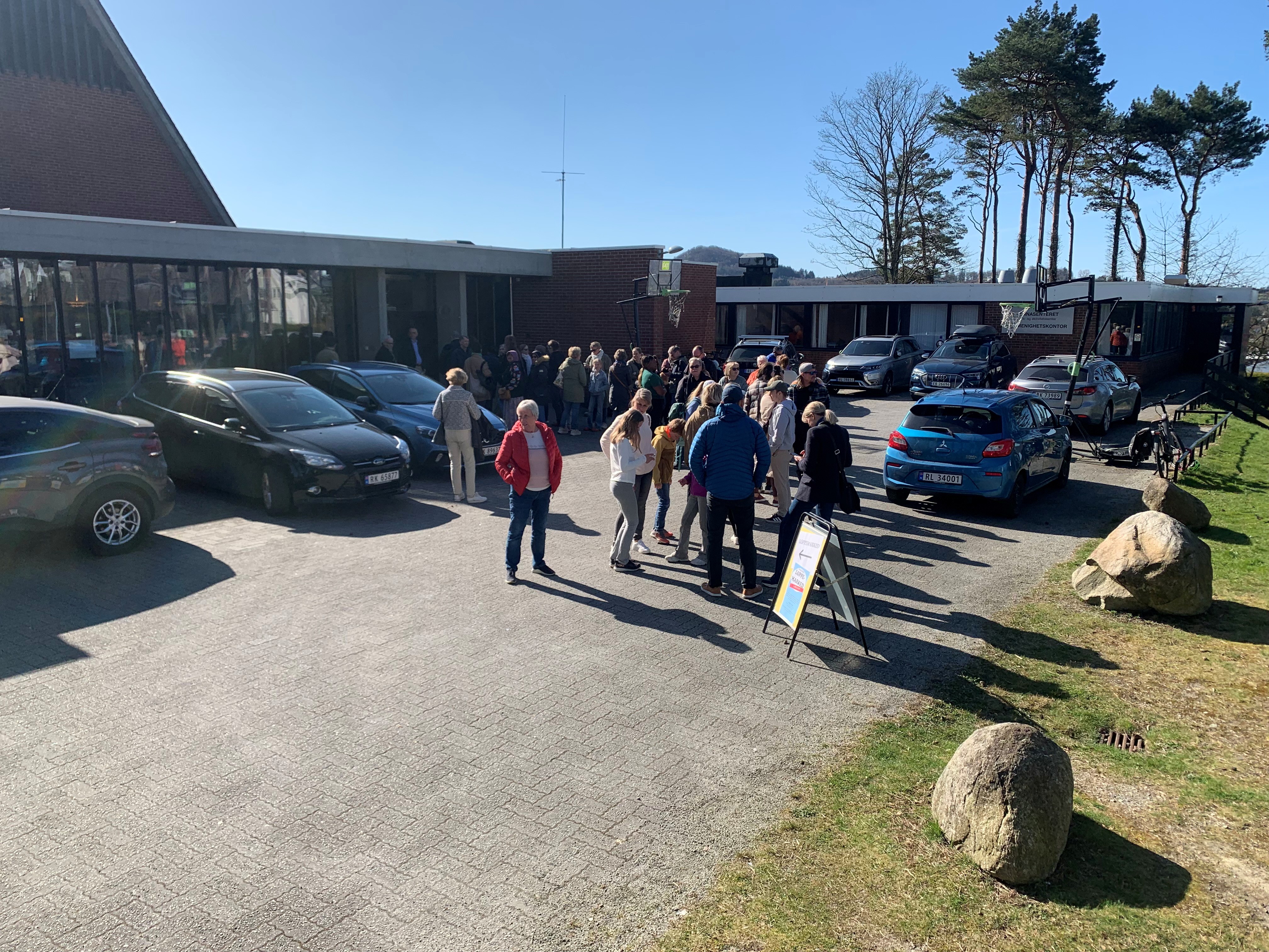 Kø utenfor kirken før loppemarkedet starter